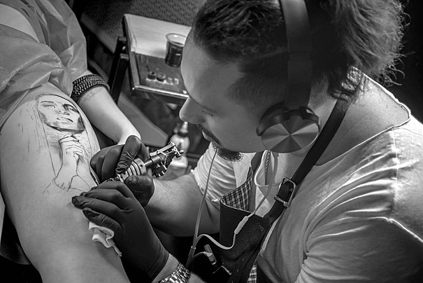 Tatuador trabajando en estudio moderno